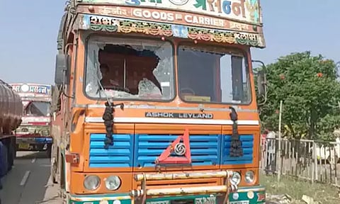 மராட்டிய மந்திரிகள் வருகைக்கு எதிர்ப்பு தெரிவித்து பெலகாவியில் கன்னட அமைப்பினர் போராட்டம் வாகனங்கள் மீது கல்வீச்சு