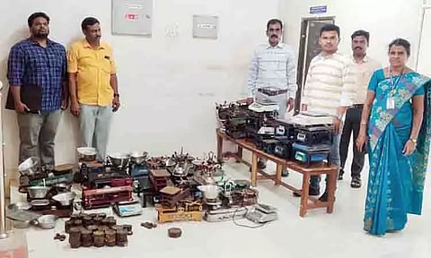 முத்திரையிடப்படாத மின்னணு தராசுகள், எடைக்கற்கள் பறிமுதல்