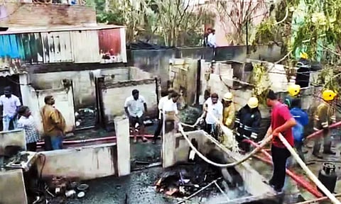 ராமாபுரத்தில் 5 குடிசை வீடுகள் தீப்பிடித்து எரிந்து நாசம் - போலீசார் விசாரணை