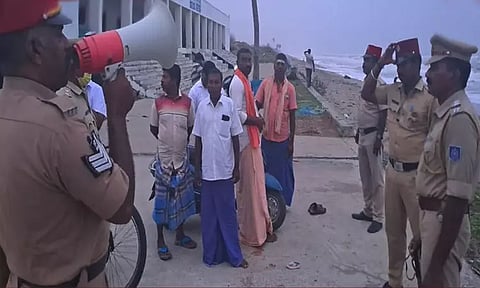 புயல் எச்சரிக்கை: காரைக்கால் மீனவர்களுக்கு ஒலி பெருக்கி மூலம் போலீசார் எச்சரிக்கை