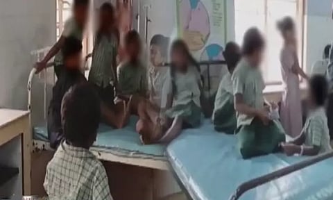 மாணவியின் தட்டில் கிடந்த பல்லி...! மதிய உணவு சாப்பிட்ட 25 மாணவர்கள் மருத்துவமனையில் அனுமதி