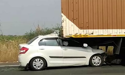 லாரி மீது கார் மோதியது: போலீஸ் இன்ஸ்பெக்டர், மனைவி சாவு