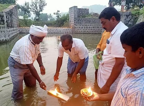 நந்தன் கால்வாயில் நீர் வரத்து: தண்ணீரில் தீபங்கள் விட்டு விவசாயிகள் வரவேற்பு