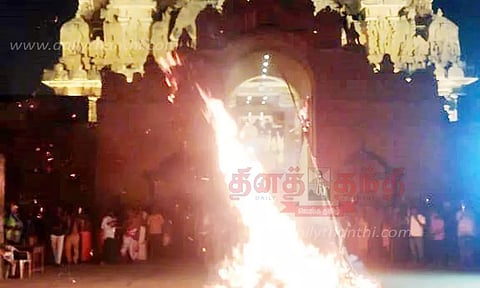 தஞ்சை பெரியகோவிலில் சொக்கப்பனை கொளுத்தப்பட்டது