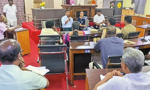 காஞ்சீபுரத்தில் 'மாண்டஸ்' புயல் முன்னெச்சரிக்கை நடவடிக்கை: மாநகராட்சி மேயர் தலைமையில் அதிகாரிகளுடன் ஆலோசனை கூட்டம்