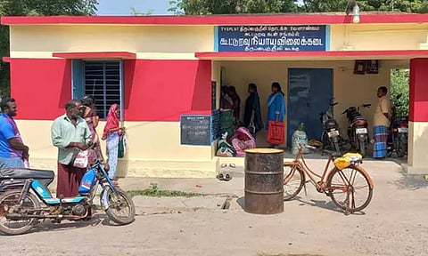 பள்ளி அருகே ரேஷன் கடை அமைக்க பொதுமக்கள் எதிர்ப்பு; வேறு இடத்திற்கு மாற்ற கோரிக்கை