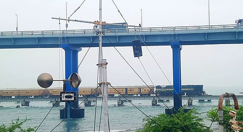 பாம்பனில் 2-ம் எண் புயல் எச்சரிக்கை கூண்டு
