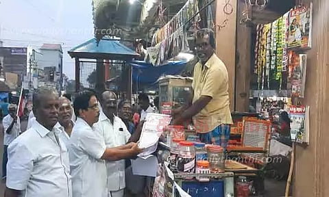 அ.தி.மு.க.வினர் துண்டு பிரசுரம் வினியோகம்