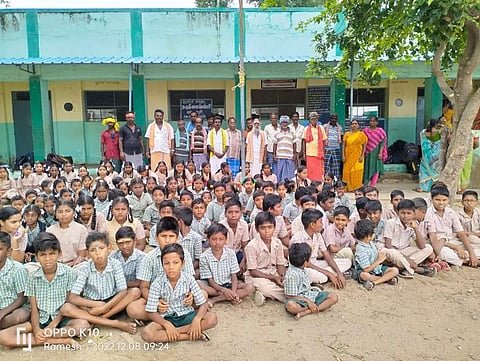 அரசு பள்ளிக்கு பூட்டு போட்டு பெற்றோர்கள் போராட்டம்