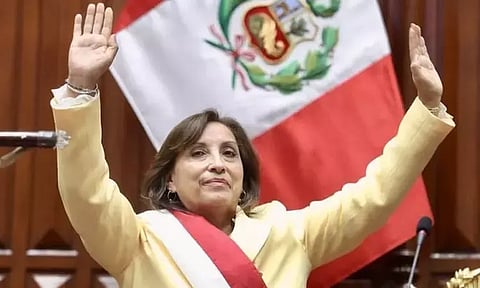 பெரு நாட்டின் அதிபர் பெட்ரோ அதிரடி நீக்கம்: முதல் பெண் அதிபராக டினா பதவி ஏற்பு