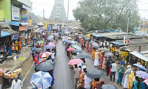 திருவொற்றியூர் வடிவுடையம்மன் கோவிலில் கவசம் திறப்பு: ஆதிபுரீஸ்வரரை தரிசிக்க 1 கி.மீ. தூரம் காத்திருந்த பக்தர்கள்