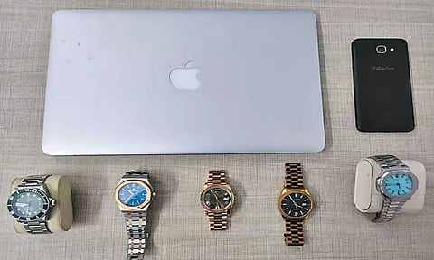 குன்றத்தூர் அருகே அடுக்குமாடி குடியிருப்பில் ரூ.93 லட்சம் கைக்கடிகாரங்கள் திருட்டு