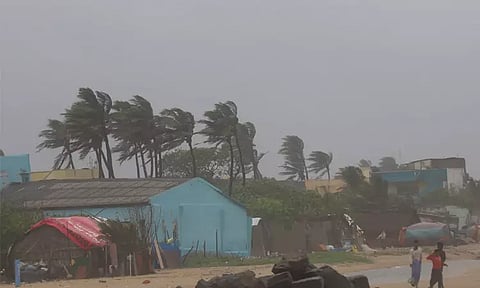 சென்னையை மிரட்டும் மாண்டஸ் புயல்...! புகைப்பட தொகுப்பு