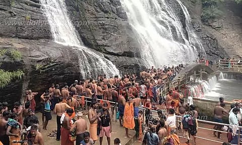 குற்றாலம் அருவிகளில் அய்யப்ப பக்தர்கள் ஆனந்த குளியல்