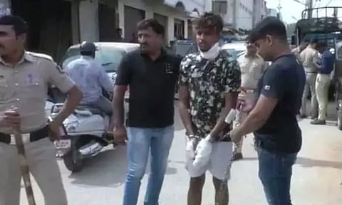 பொதுமக்களை மிரட்டி பணம் பறித்து வந்த பிரபல ரவுடிக்கு நூதன தண்டனை கொடுத்த போலீசார்; கை விலங்கிட்டு ஊர்வலமாக அழைத்து சென்றனர்