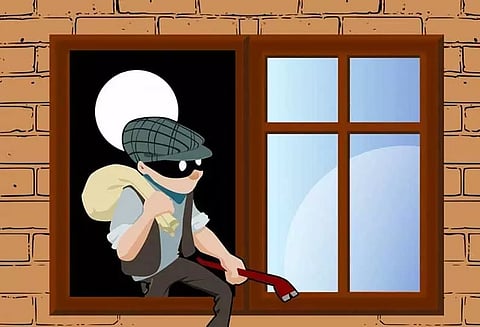 நகைக்கடையில் ரூ.3 லட்சம் தங்கம், பணம் திருட்டு