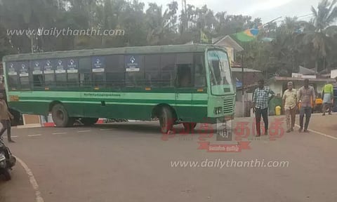 நடுரோட்டில் பழுதாகி நின்ற அரசு பஸ்