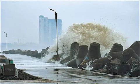 மாண்டஸ் புயல் தாக்குதல் எதிரொலி: 121 பாதுகாப்பு மையங்கள், 5,093 நிவாரண முகாம்கள் தயார்