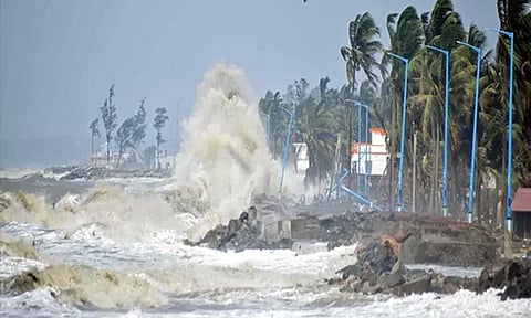 இலங்கையில் மாண்டஸ் புயல் எதிரொலி: பள்ளி கூடங்கள் மூடப்பட்டன; மக்களுக்கு எச்சரிக்கை