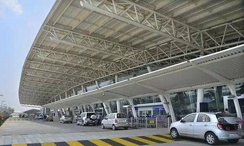 சென்னை விமான நிலையத்தில் 1½ கி.மீ. தூரம் அணிவகுத்து நின்ற கார்கள்