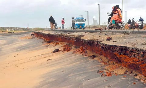 கடல் சீற்றம் காரணமாக எண்ணூர் விரைவு சாலையில் பஸ் போக்குவரத்து நிறுத்தம்