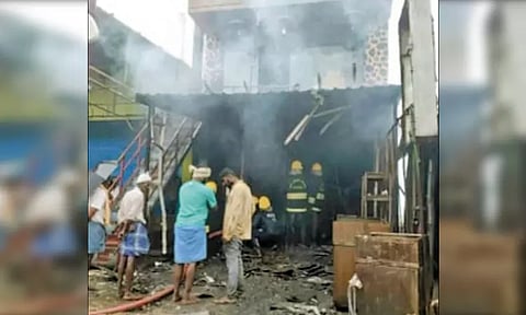 பெரியபாளையம் பஸ் நிலையம் எதிரில் பேக்கரி கடையில் தீ விபத்து - ரூ.20 லட்சம் பொருட்கள் எரிந்து நாசம்