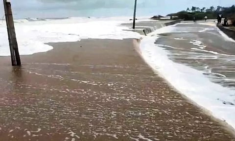 கொந்தளிப்பால் பழவேற்காடு ஏரியை சுற்றியுள்ள மீனவ கிராமங்களில் கடல் நீர் சூழ்ந்தது