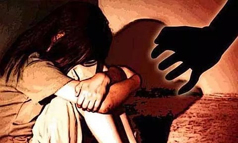 முத்தமிட்ட புகைப்படத்தை வெளியிடுவதாக மிரட்டி சிறுமியை பாலியல் வன்கொடுமை செய்த சிறுவன்..!