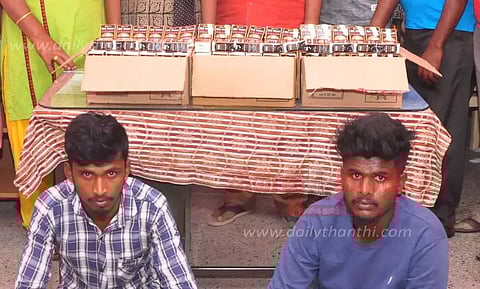 சரக்கு வேனில் கடத்தப்பட்ட மதுபாக்கெட்டுகள் பறிமுதல்