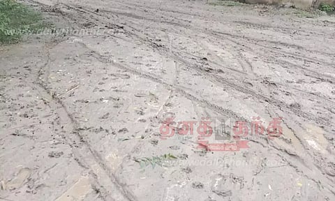 சேறும், சகதியுமான சாலை சீரமைக்கப்படுமா?