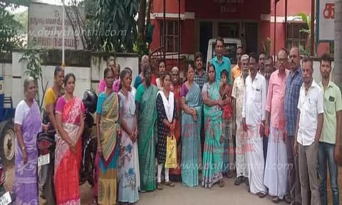 செல்போன் கோபுரம் அமைக்க பொதுமக்கள் எதிர்ப்பு