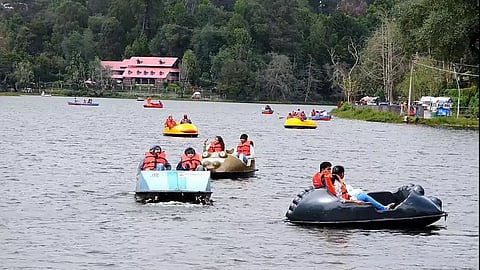 கொடைக்கானலில் குவிந்த சுற்றுலா பயணிகள்