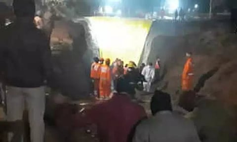 மத்தியபிரதேசத்தில் ஆழ்துளை கிணற்றில் விழுந்த சிறுவனின் உடல் மீட்பு