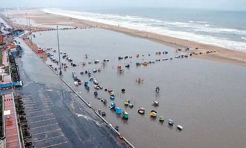 சென்னையை மிரட்டிய 'மாண்டஸ்' புயல் கரையைக் கடந்தது; 12 மாவட்டங்களில் கனமழை எச்சரிக்கை