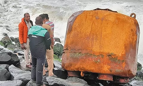 எண்ணூர் அருகே கடலில் ராட்சத இரும்பு மிதவை கரை ஒதுங்கியதால் பரபரப்பு