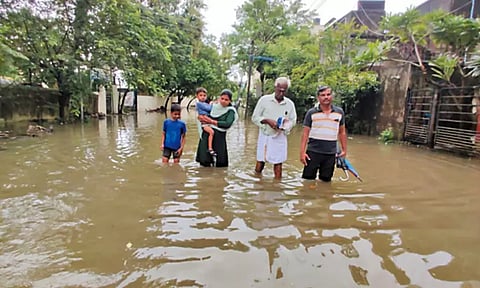 அய்யப்பன்தாங்கல் பகுதியில் 100-க்கும் மேற்பட்ட வீடுகளை மழைநீர் சூழ்ந்தது