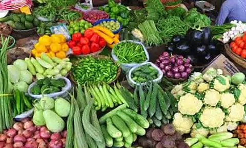 சென்னை கோயம்பேட்டில் 2 ஆயிரம் டன் காய்கறிகள் தேக்கம்