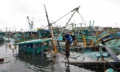 கோவளத்தில் கடற்கரையோரம் நிறுத்தப்பட்டிருந்த 150 படகுகள் சேதம்; நிவாரணம் வழங்க மீனவர்கள் கோரிக்கை