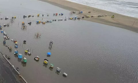 மெரினா கடற்கரையில் குளம்போல் தேங்கிய தண்ணீரால் துர்நாற்றம் - மக்கள் அவதி