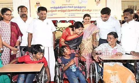 313 மாற்றுத்திறனாளிகளுக்கு நலத்திட்ட உதவி; கனிமொழி எம்.பி. வழங்கினார்