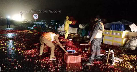 பூக்கள் ஏற்றி வந்த லாரி கவிழ்ந்தது