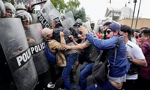 பெரு நாட்டில் போலீசாருக்கும் போராட்டக்காரர்களுக்கும் இடையே மோதல் - 20 பேர் காயம்