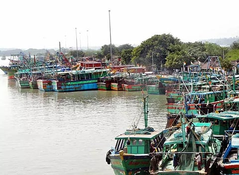 மாலையில் மீன்பிடிக்க செல்ல அனுமதி, காலையில் திடீர் தடை: படகுகளில் அவசரமாக கரை திரும்பிய மீனவர்கள் கடலூரில் மீன்வளத்துறையின் அடுத்தடுத்த அறிவிப்பால் குழப்பம்