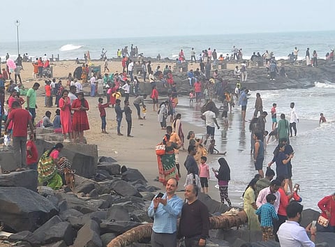 கடற்கரையில் குவிந்த சுற்றுலா பயணிகள்