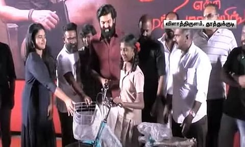 நடிகர் ஆர்யாவின் 41-வது பிறந்தாள் கொண்டாட்டம் - மாணவர்களுக்கு சைக்கிள்கள் வழங்கிய படக்குழு