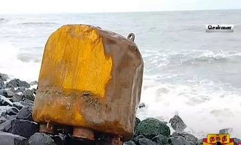 சென்னை எண்ணூரில் கடலில் மிதந்து வந்த மர்மபொருளால் பரபரப்பு