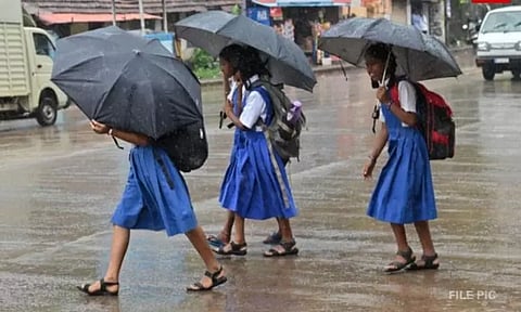 மழையின் காரணமாக விழுப்புரம் மாவட்டத்தில் பள்ளிகளுக்கு மட்டும் இன்று விடுமுறை