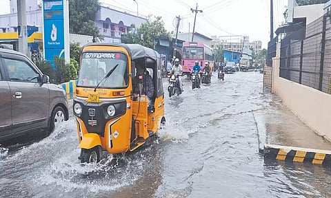 நந்திவரம் அருகே சாலையில் பெருக்கெடுத்து ஓடும் மழைநீரால் வாகன ஓட்டிகள் அவதி