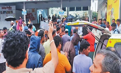 பனையூர் அருகே மோட்டார் சைக்கிள்கள் நேருக்குநேர் மோதி வாலிபர் பலி; பொதுமக்கள் சாலை மறியல்