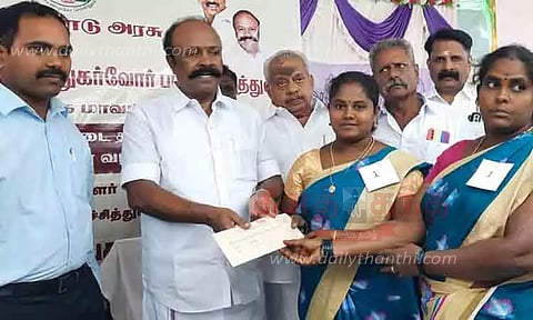 மகளிர் சுய உதவிக்குழுவுக்கு கடனுதவி-அமைச்சர் பெரிய கருப்பன் வழங்கினார்